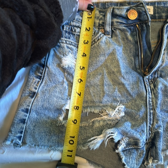 Distressed Jean Shorts High Rise - Picture 6 of 8